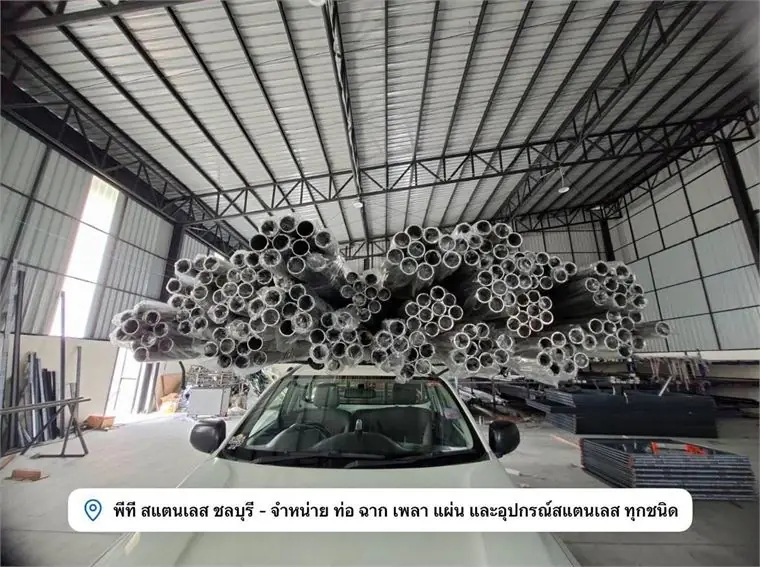โกดังพีที สแตนเลส ชลบุรี — มุมมองจากด้านนอกพร้อมประตูพับเปิดรับสินค้า
