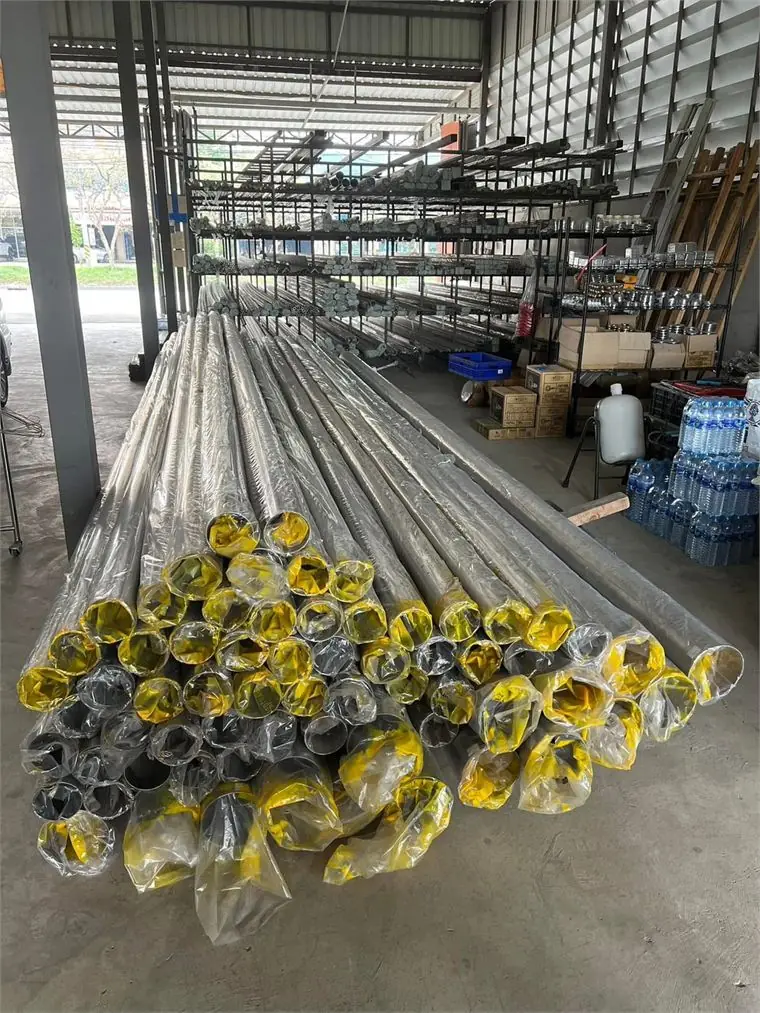 ท่อสแตนเลสจำนวนมากพร้อมส่ง — มุมมองปลายท่อพร้อมฝาครอบป้องกัน